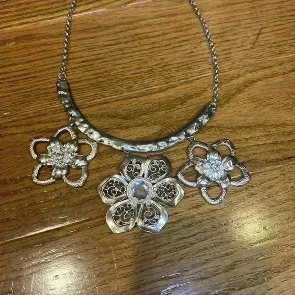 Hammered Silver Flower Necklace With Stones Classic Timeless - Picture 2 of 2